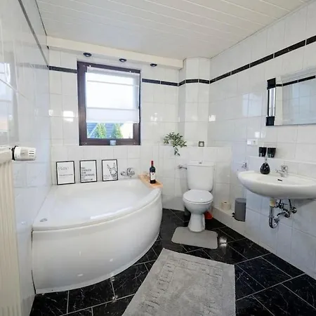 Zentrale Maisonette-wohnung Mit Whirlpool & Balkon * Stade