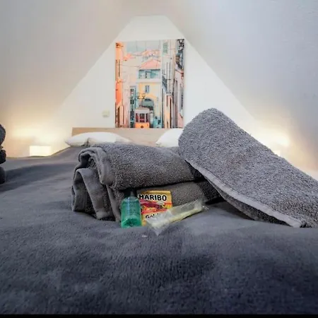 Zentrale Maisonette-wohnung Mit Whirlpool & Balkon Apartment
